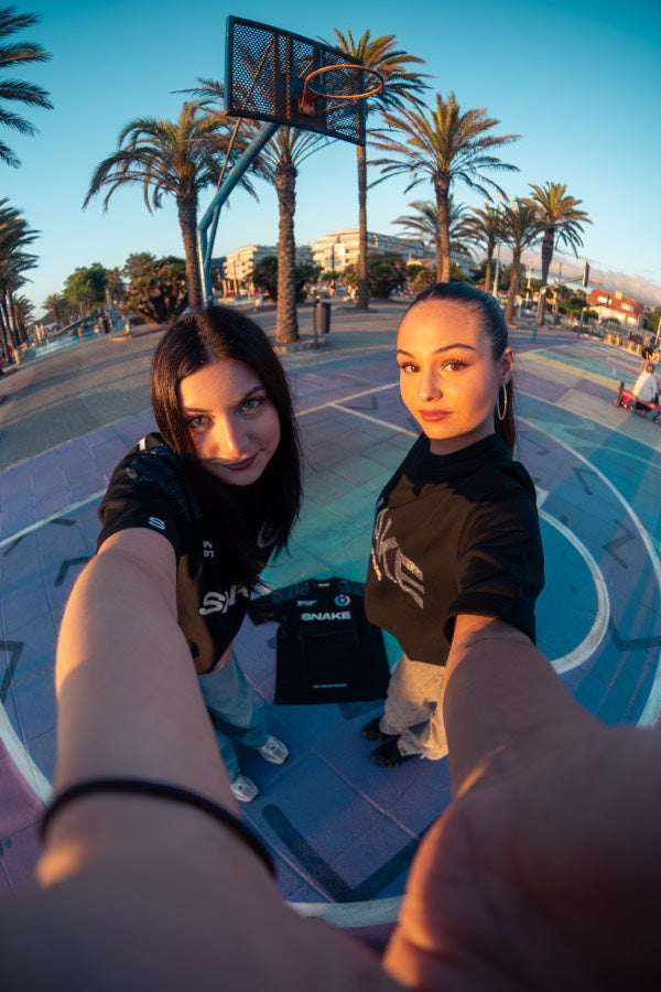 Comunidad SNAKE DEPT — cliente con ropa del drop, streetwear edición limitada